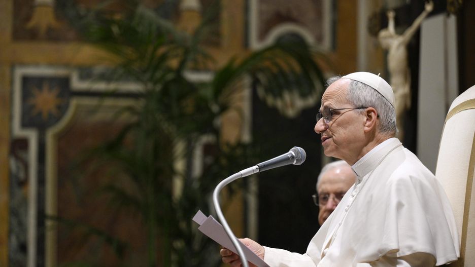 A handout picture provided by the Vatican Media shows Pope Leo XIV during an audience with members of the 'Centesimus Annus Pro Pontifice' Foundation, in the Clementine Hall of the Apostolic Palace in Vatican City, 17 May 2025. EPA/VATICAN MEDIA HANDOUT HANDOUT EDITORIAL USE ONLY/NO SALES Dostawca: PAP/EPA.
