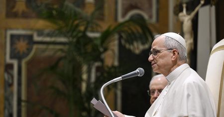 Taki pierścień włoży papież. Watykan go pokazał