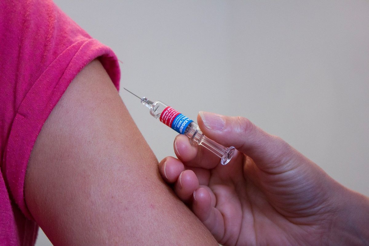 W szpitalu tymczasowym w Katowicach rozpoczęły się szczepienia na COVID-19.
