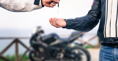 Umowa sprzedaży motocykla bezpieczna dla kupującego. Ważne zapisy
