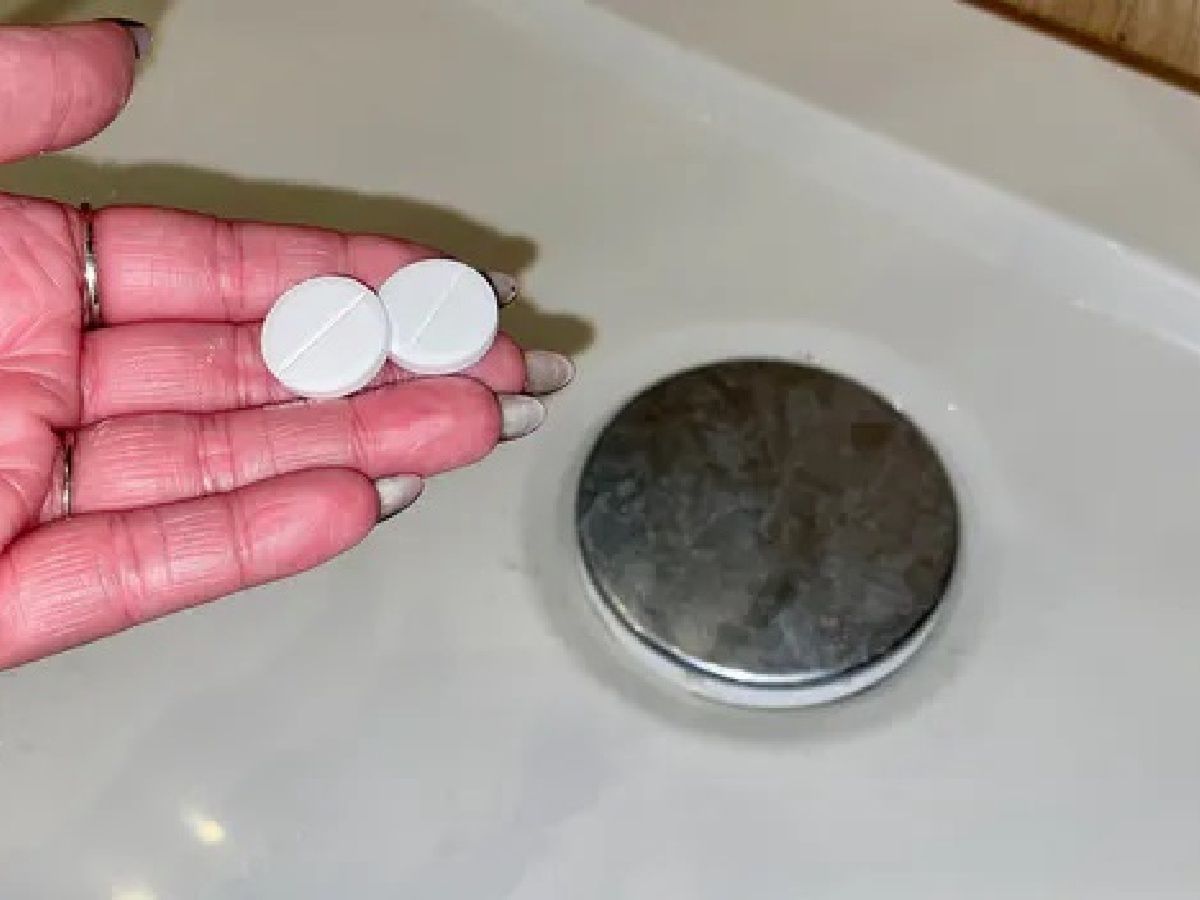 Effective and eco-friendly drain solution: Aspirin and vinegar