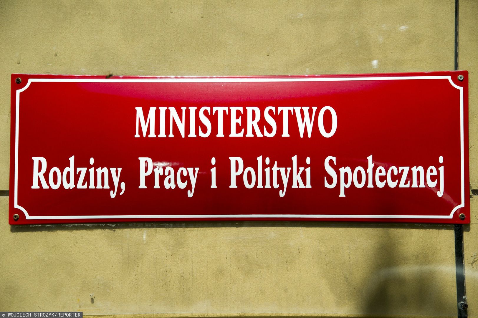 Warszawa. Mężczyzna z niebezpiecznymi przedmiotami w gmachu MRPiPS. Ewakuowano 150 osób