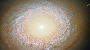 NGC 2775. Galaktyka, która wymyka się klasyfikacji