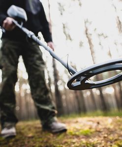 Chodził z wykrywaczem metali po lesie. Niebywałe, co znalazł pod Zamościem