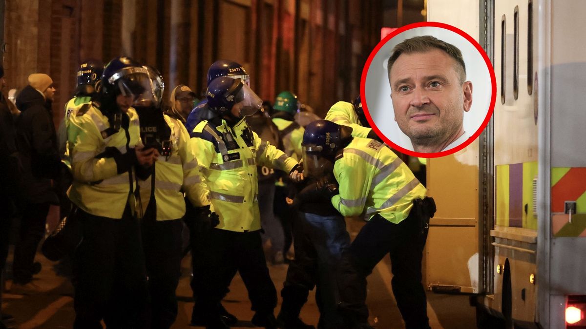 Na zdjęciu: policja zatrzymująca kibica Legii Warszawa i Sławomir Nitras (w kółeczku)