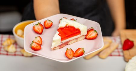 Budyniowy deser na zimno z truskawkową wkładką. Znika z talerza w mgnieniu oka