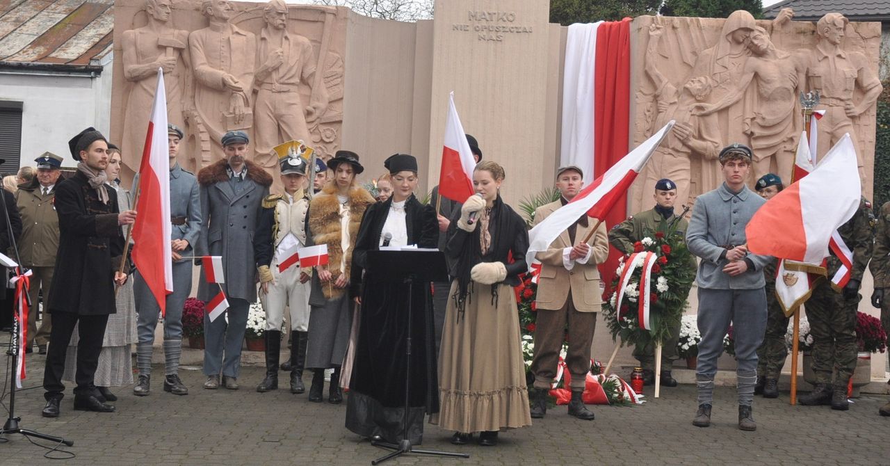 Końskie: Narodowe Święto Niepodległości. W przedpołudniowej uroczystości brały udział tłumy. Zobacz zdjęcia