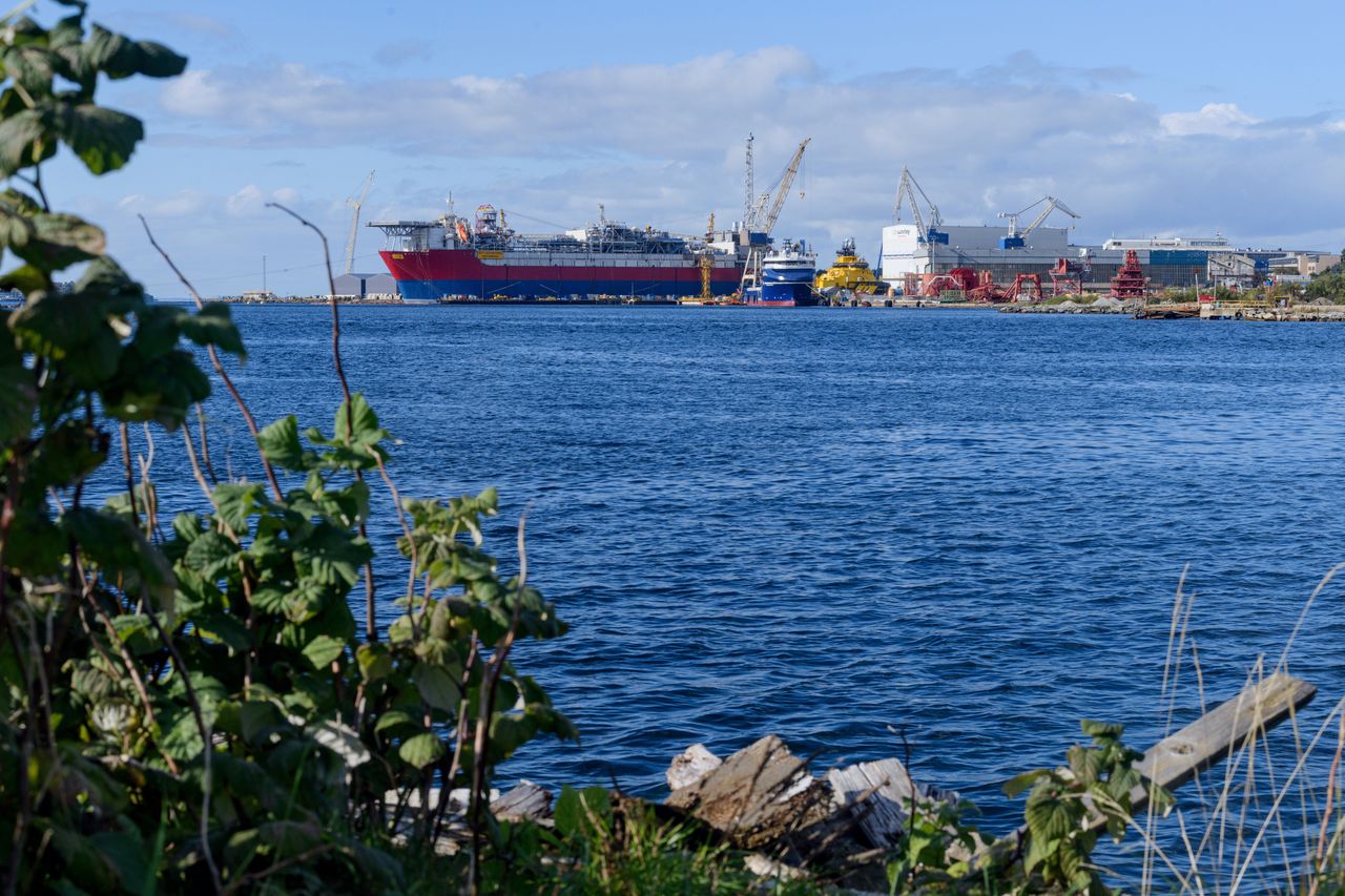 Norwegian Coast Guard on alert as tanker circles pipelines