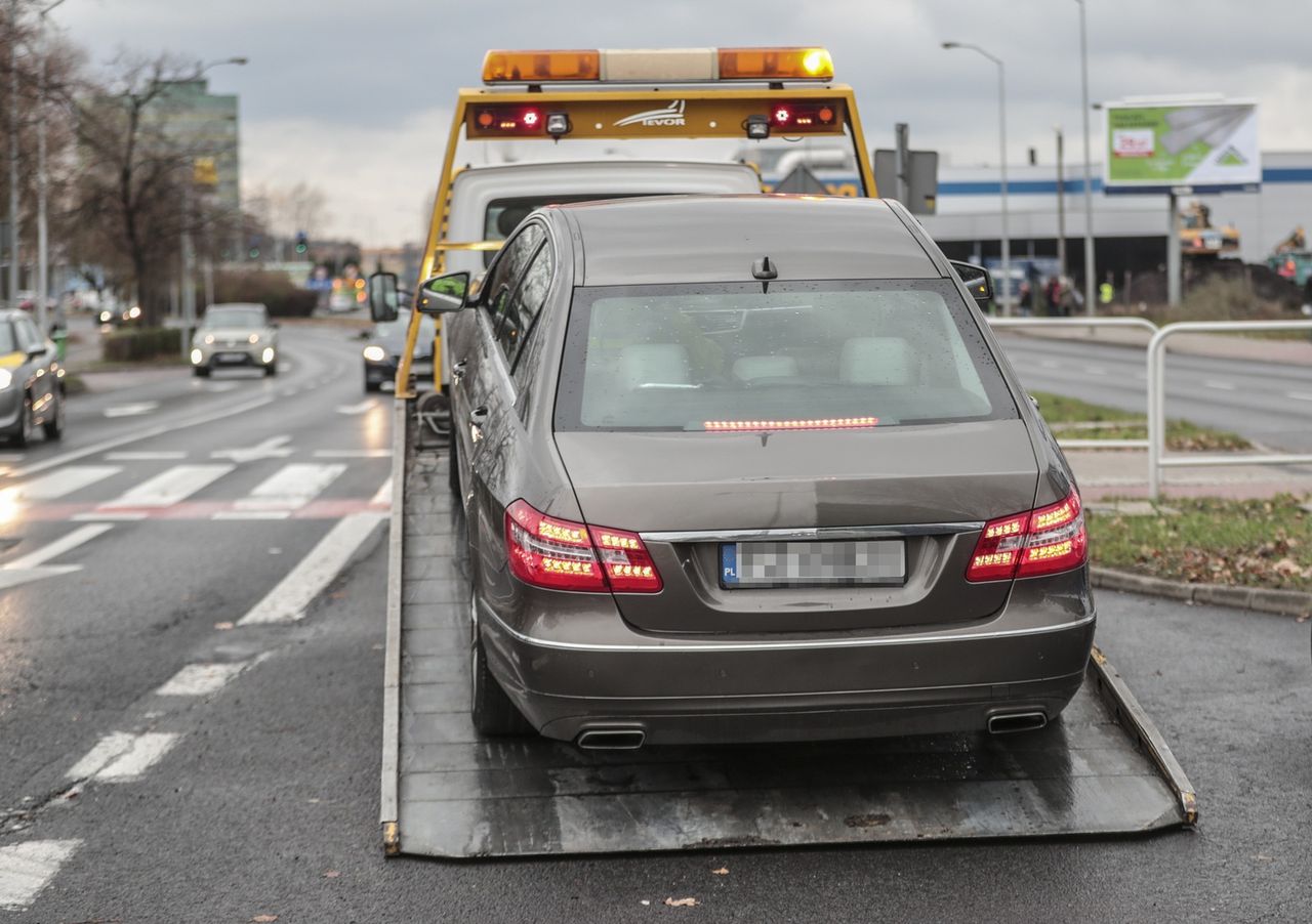 Awaria w trasie to dodatkowe koszty. Wydamy nie tylko na naprawę, ale i na ściągnięcie auta z drogi.