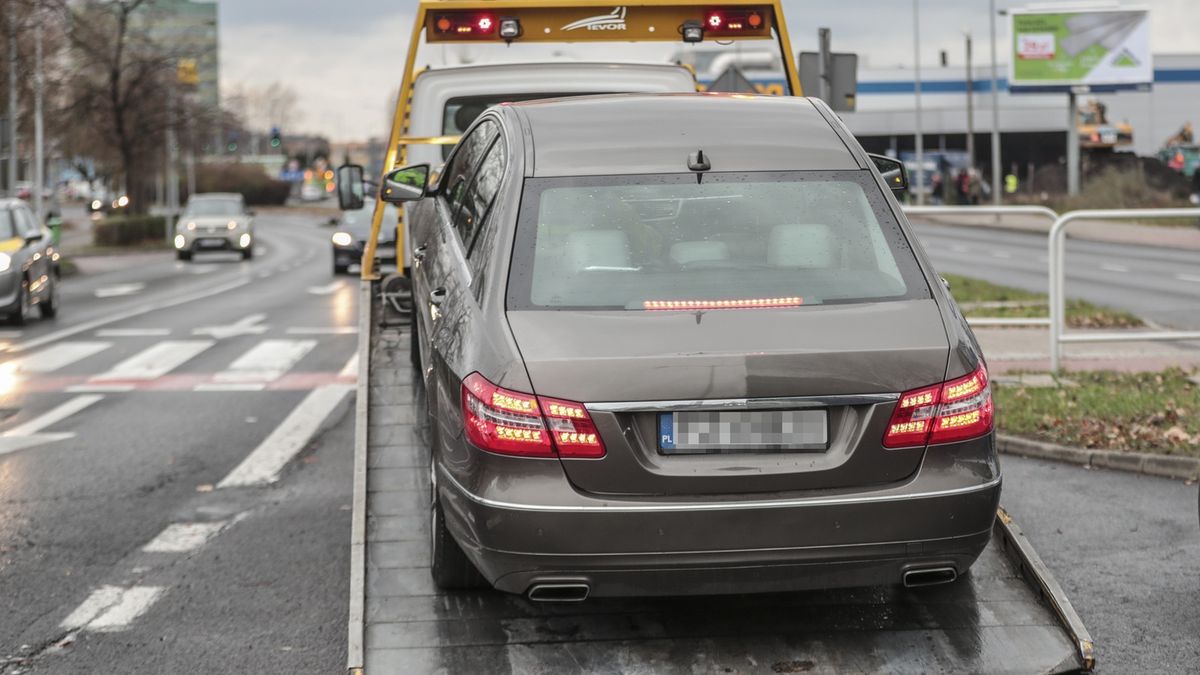 Awaria w trasie to dodatkowe koszty. Wydamy nie tylko na naprawę, ale i na ściągnięcie auta z drogi.