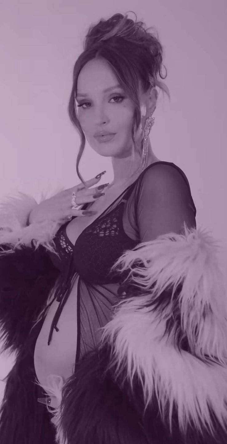 Marina Łuczenko eksponuje ciążowe krągłości w nowym teledysku