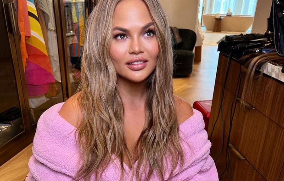 Chrissy Teigen pozowała do zdjęć przed studiem. Jej kreacja robi wrażenie