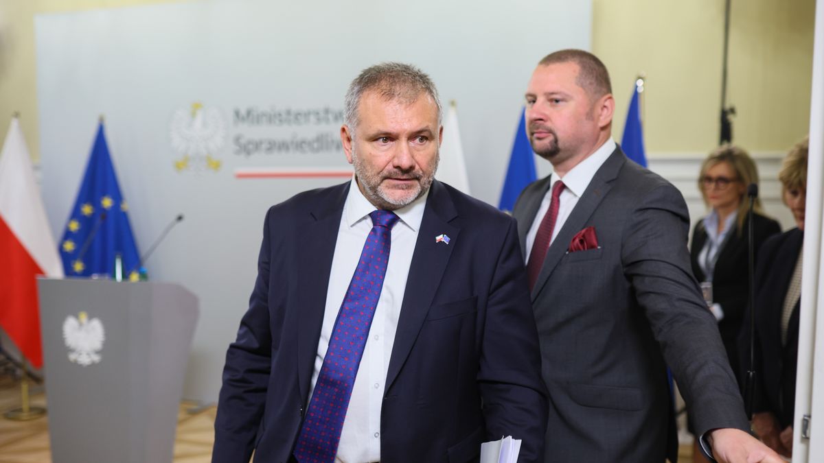 Warszawa, 18.09.2025. Minister sprawiedliwości, prokurator generalny Waldemar Żurek (L) po konferencji prasowej w siedzibie ministerstwa w Warszawie, 18 bm. Na konferencji podsumowano efekty kolejnego miesiąca pracy resortu. (mr) PAP/Leszek Szymański