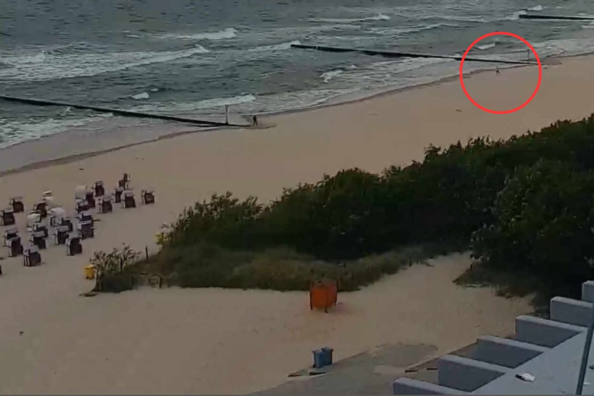 Już przed godz. 6:00 ludzie spacerowali po plaży w Kołobrzegu.