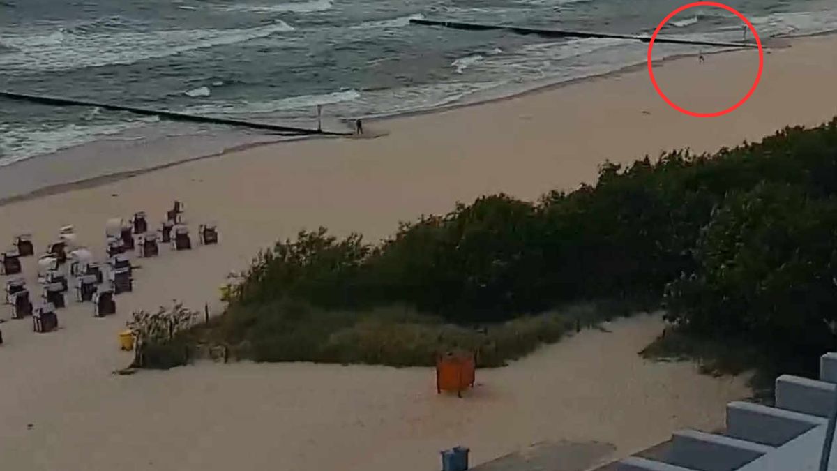 Już przed godz. 6:00 ludzie spacerowali po plaży w Kołobrzegu.