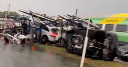 Ciężarówkę z luksusowymi autami przepołowił pociąg. Zobaczcie to nagranie