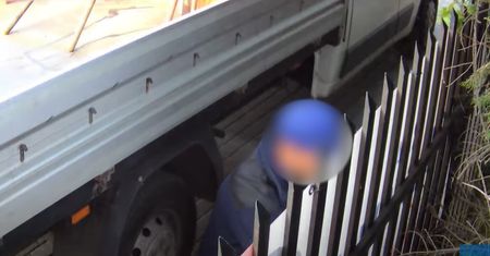 Niszczył plakaty wyborcze jednego z kandydatów. "Miał na kurtce logo naszej firmy"