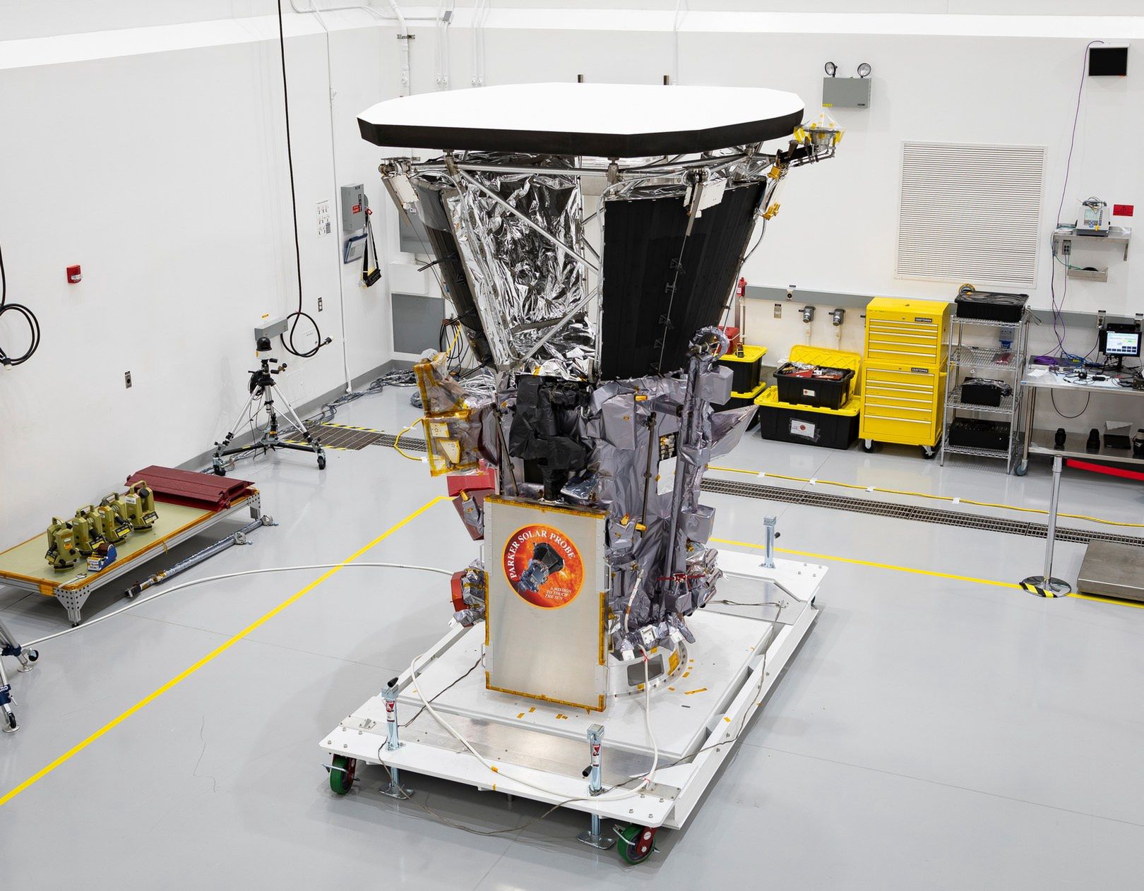 Sonda Parker Solar Probe na Ziemi w trakcie przygotowań do lotu.