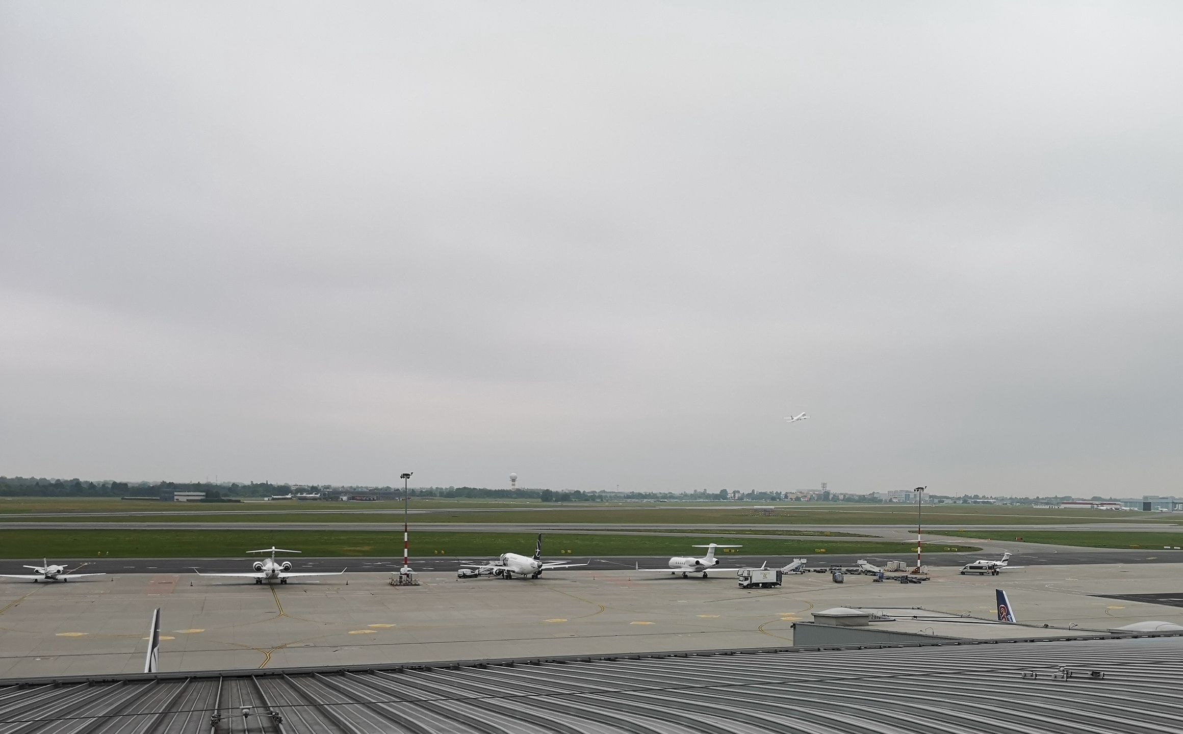 Choć na zagranicznych lotniskach gromadzą się tłumy, na polskich kontrola certyfikatów idzie sprawnie