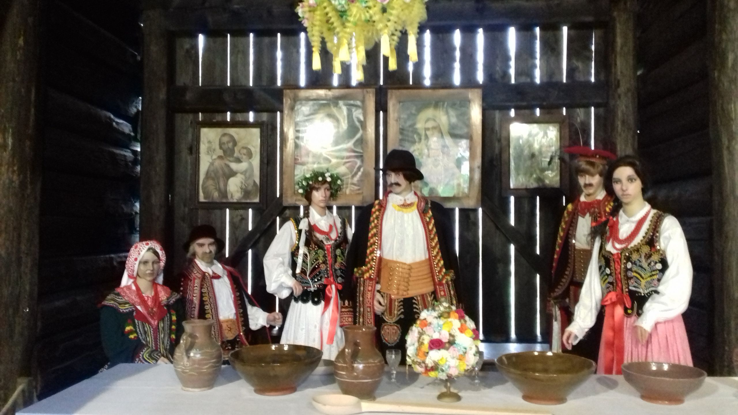 Wystawa strojów ludowych w skansenie w Szymbarku 