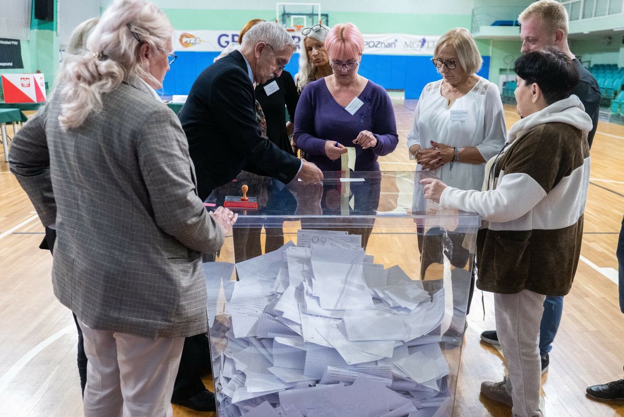 Nie brać karty referendum. Wymyślił to, a teraz gratuluje Polakom