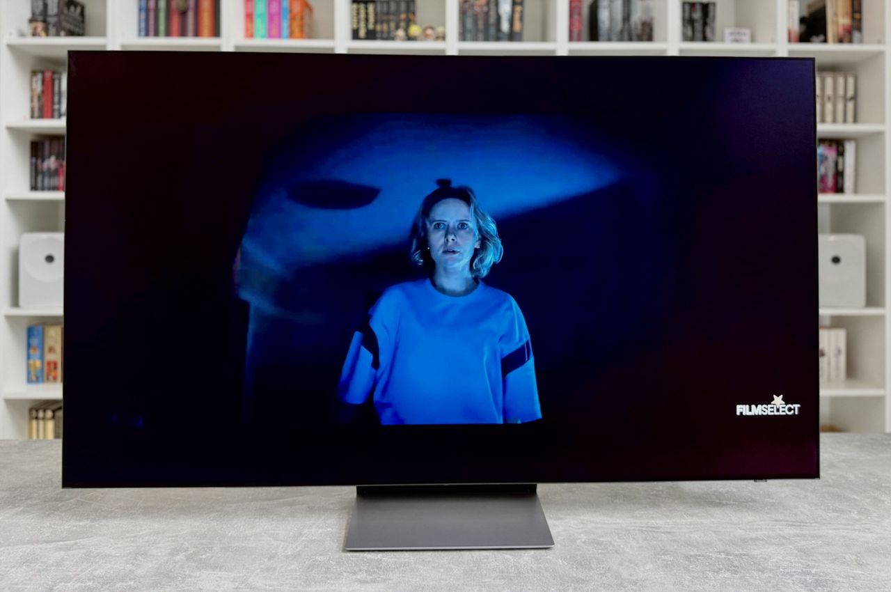 Samsung OLED S90H - brak refleksów w ciemnych scenach za dnia.