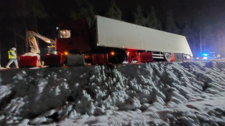 Na DK 55 w Mokrem w powiecie grudziądzkim ciężarówka wypadła z drogi