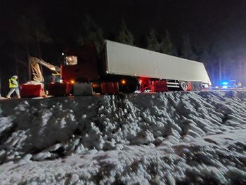 Mokre: Ciężarówka zjechała z trasy na DK55 pod Grudziądzem. Droga jest zablokowana