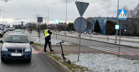 Kierowca potrącił osobę na hulajnodze elektrycznej. Dziewczyna przejeżdżała przez przejście z przejazdem rowerowym