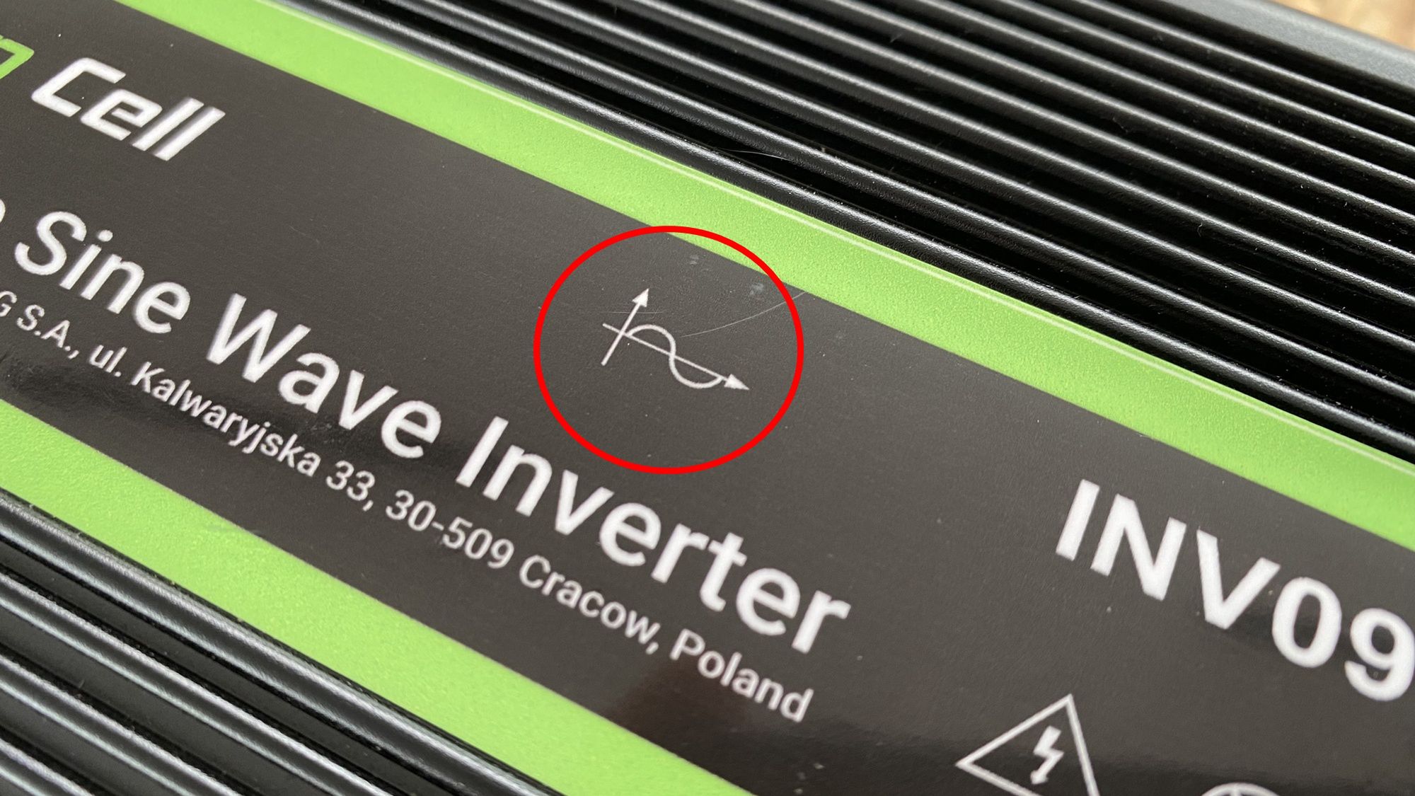 Takie oznaczenie to pełna sinusoida. Może też się pojawić napis „pure sinus”