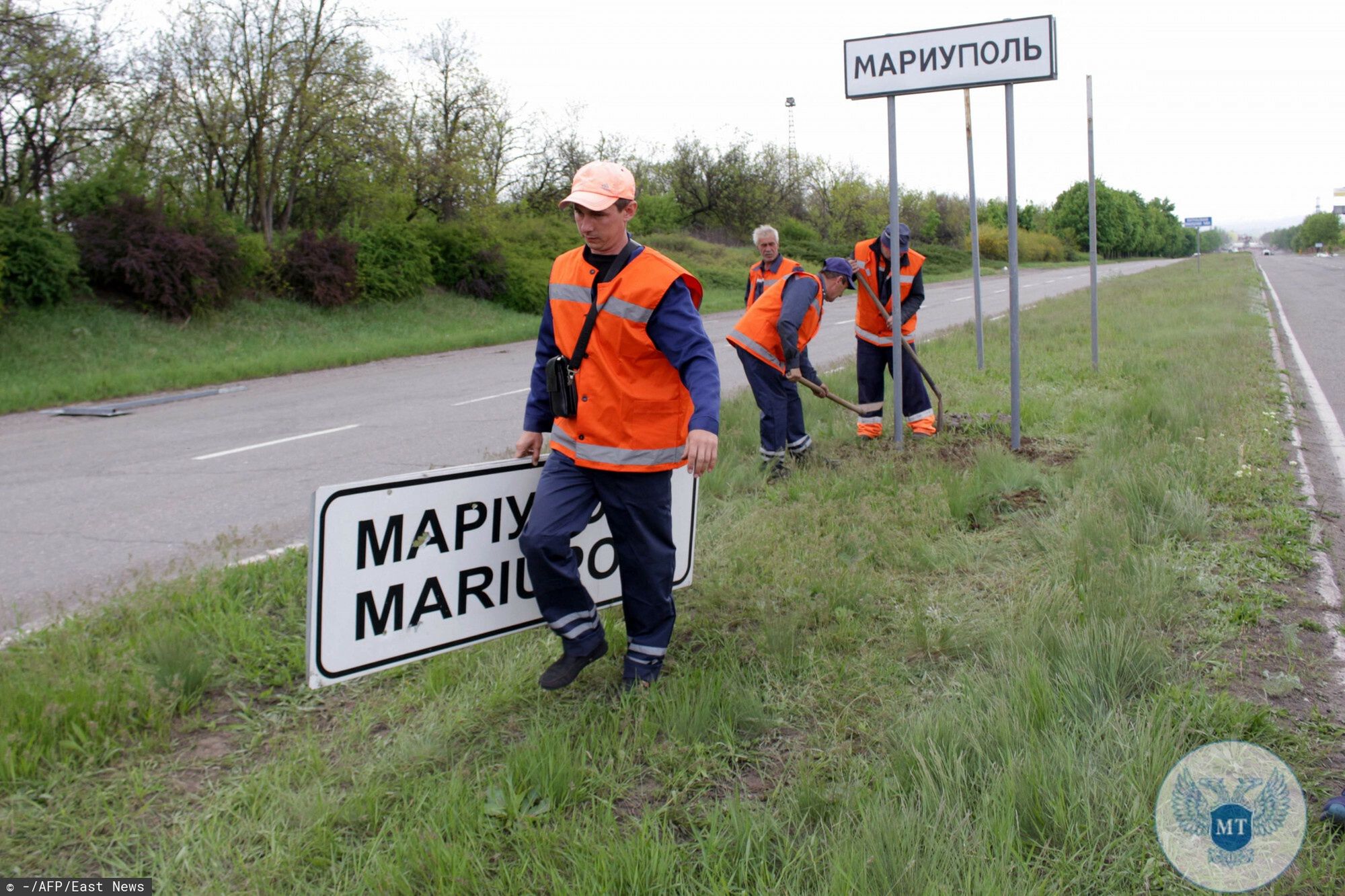 Rosjanie zmieniaj? ukrai?skie nazwy na rosyjskieThis handout picture taken and released by the Donetsk People Republic Ministry of transport on May 5, 2022 shows municipal workers changed Ukrainian road signs to Russian outside the city of Mariupol. (Photo by Donetsk People Republic Ministry of transport / AFP) / RESTRICTED TO EDITORIAL USE - MANDATORY CREDIT "AFP PHOTO / Donetsk People Republic Ministry of transport " - NO MARKETING - NO ADVERTISING CAMPAIGNS - DISTRIBUTED AS A SERVICE TO CLIENTS-