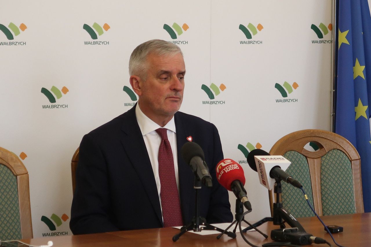 Prezydent Roman Szełemej z wotum zaufania oraz absolutorium za wykonanie budżetu Wałbrzycha z 2024 roku. Jak głosowano?