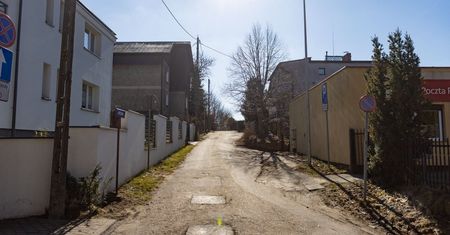 Słupsk: Ubytki w jezdni na ul. Wysokiej. Będą naprawy w ramach gwarancji