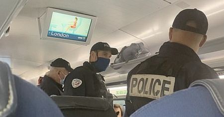 Nagle zatrzymali pociąg. Policja wyrzuciła pasażera, poszło o maskę