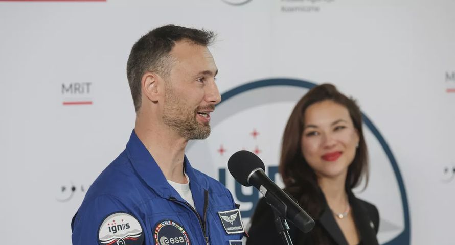 Sławosz Uznański-Wiśniewski w mediach po powrocie z kosmosu. Czy sukces może stać się memem?