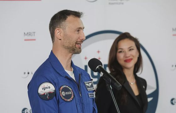 Sławosz Uznański-Wiśniewski w mediach po powrocie z kosmosu. Czy sukces może stać się memem?