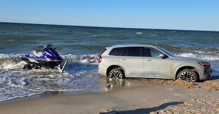 Wjechał SUV-em na plażę w Gąskach. "Całkowicie poza kontrolą"