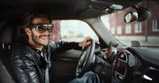 Mini Augmented Vision: samochód z własnym Google Glass. Kierowca z goglami rozszerzonej rzeczywistości