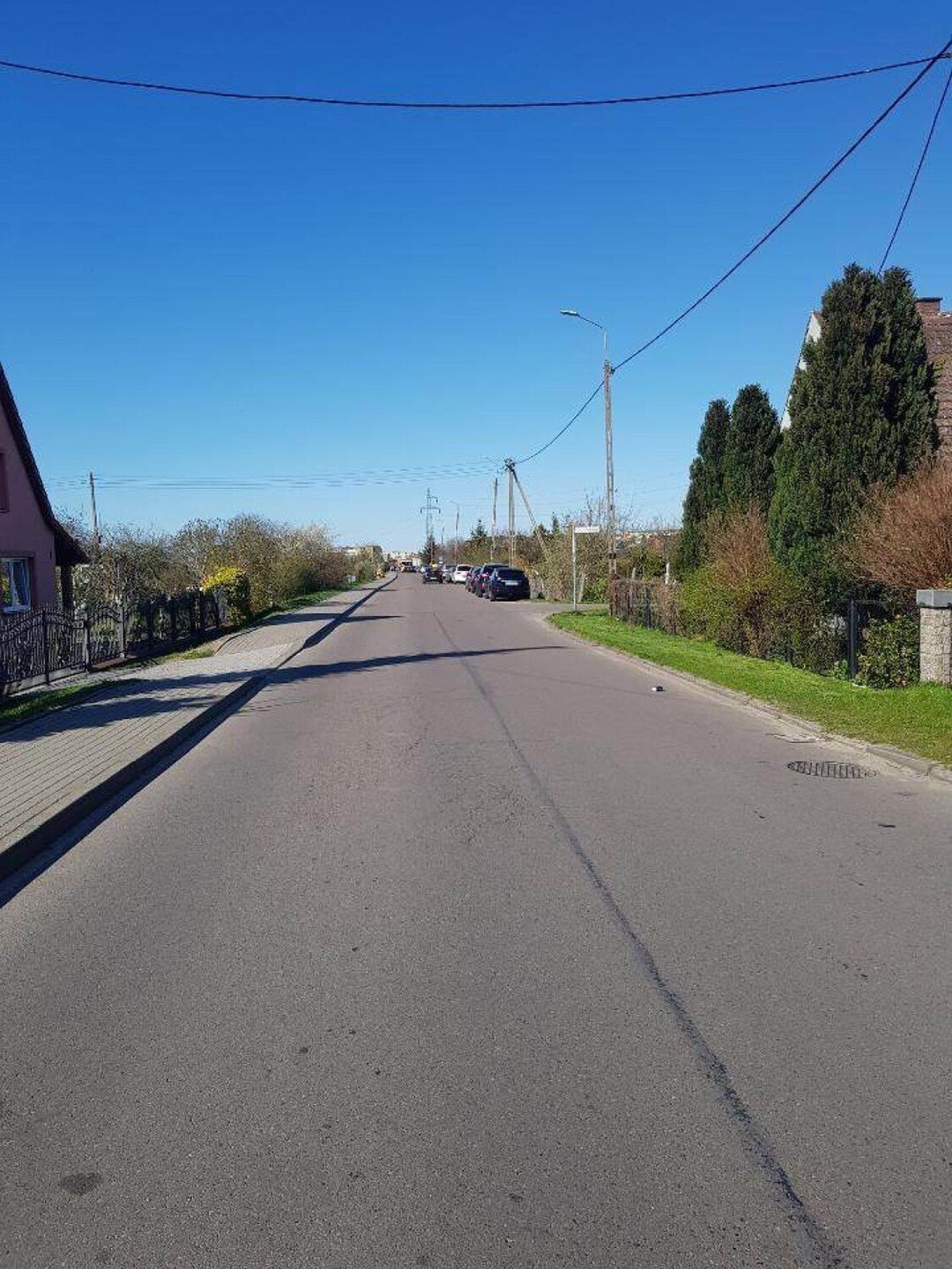 Ulica Chłopska jest zastawiona autami