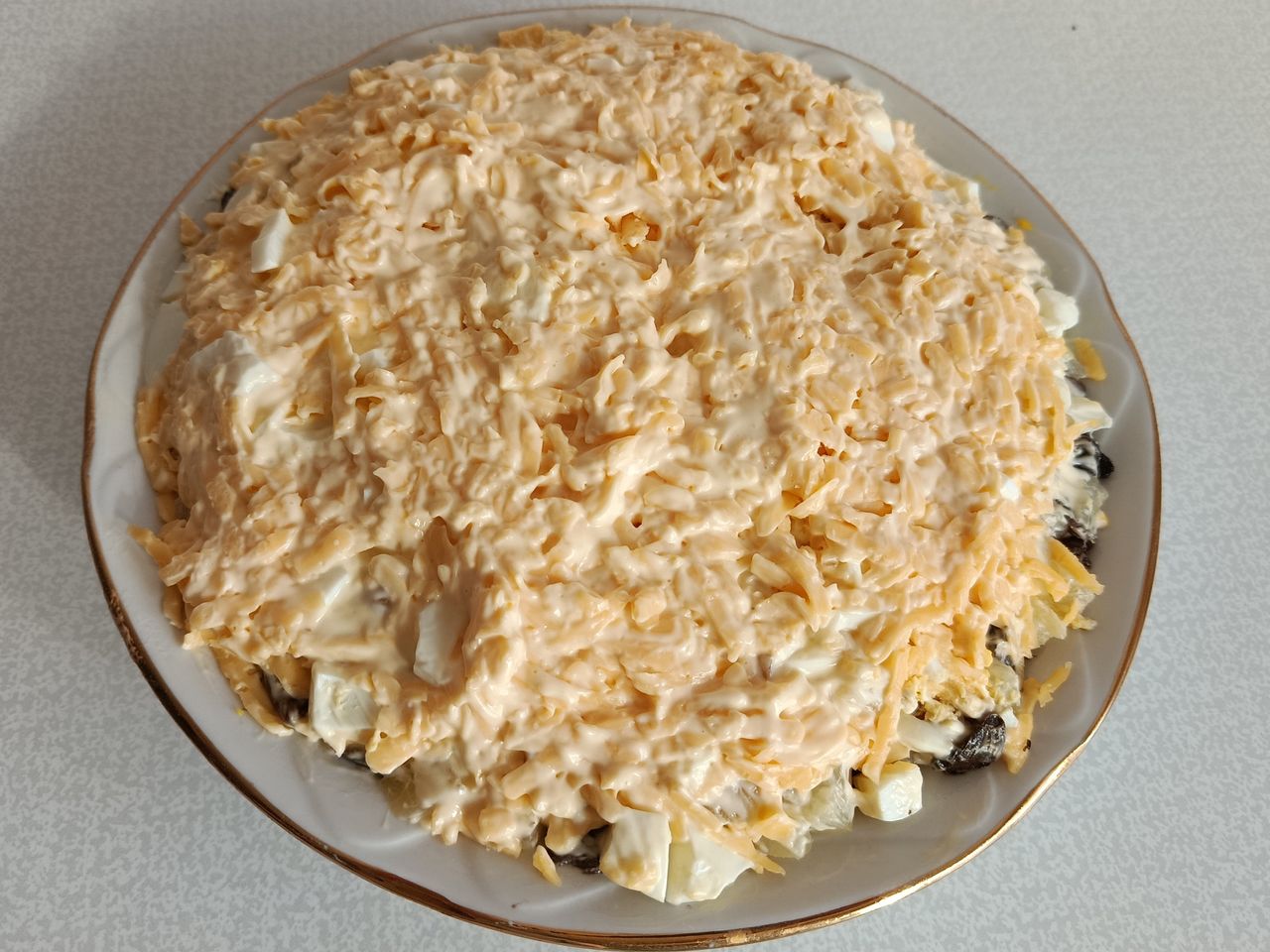 Tę sałatkę na Wielkanoc zrób w wanience. Znika ze stołu szybciej niż jarzynowa, bo goście wyjadają łyżkami