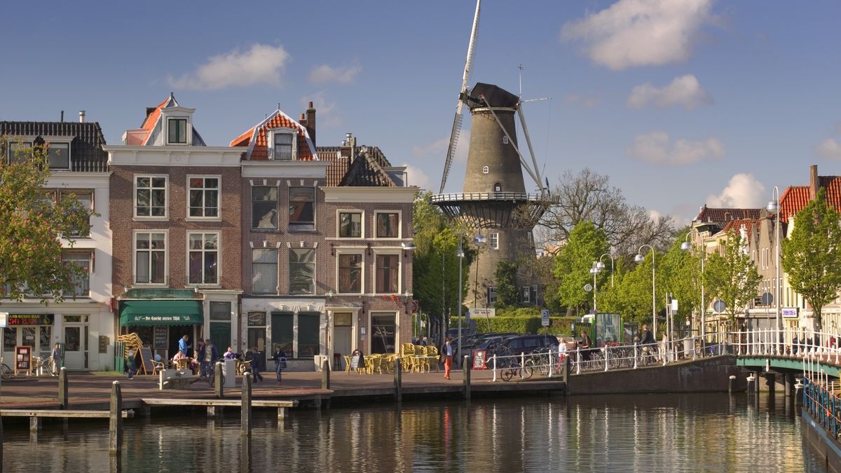 Canal, Windmill, and Square
De Valk Windmill with Beestenmarkt in the foreground.
Jon Hicks
group of people:CB1, travel:CB2, public square:CB2, town scene:CB2, windmill:CB2, pedestrian:CB2, Leiden:CB2