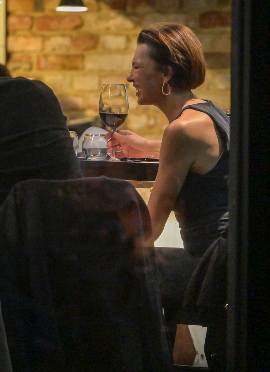 Anna Popek spędza wieczór przy winie w towarzystwie tajemniczego mężczyzny