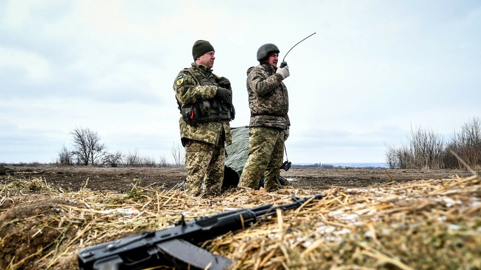 Wojna w Ukrainie - Obrona Zaporo?aZAPORIZHZHIA REGION, UKRAINE - MARCH 11, 2022 - Two men in camouflage uniforms are on duty on the frontline positions of the Ukrainian Armed Forces in Zaporizhzhia Region, southeastern Ukraine.Dmytro Smolyenko