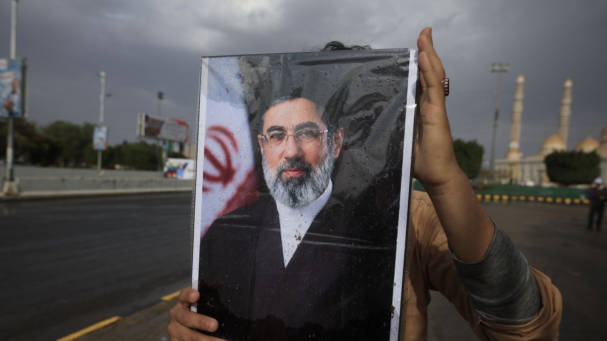 A person displays a portrait of the new Iranian Supreme Leader Ayatollah Mojtaba Khamenei for sale on a street in Sana'a, Yemen, 13 March 2026. Yemen?s Houthi leader, Abdul-Malik al-Houthi, declared in a televised speech support for Iran against the joint US?Israel military operation, stressing that his group is ready for any developments in the ongoing conflict that led to the killing of Iranian Supreme Leader Ali Khamenei and other senior officials. EPA/YAHYA ARHAB Dostawca: PAP/EPA.
