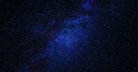 Starlink nad Polską. Kiedy oglądać satelity Elona Muska? Kosmiczny pokaz na niebie