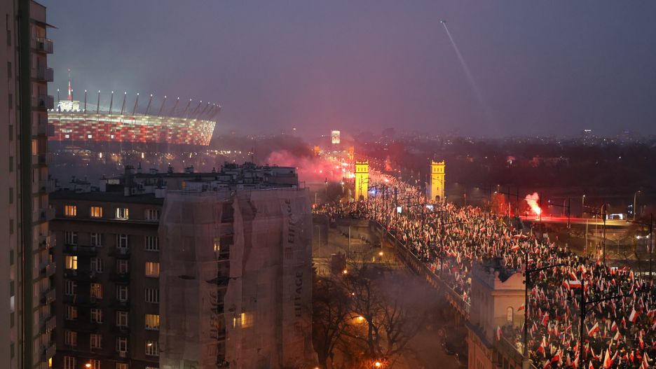 Warszawa, 11.11.2024. Uczestnicy Marszu Niepodległości na Moście Poniatowskiego w Warszawie, 11 bm. Marsz pod hasłem "Wielkiej Polski moc to my" przejdzie ulicami Warszawy w kierunku Stadionu Narodowego. Trwają obchody Narodowego Święta Niepodległości. (jm) PAP/Paweł Supernak