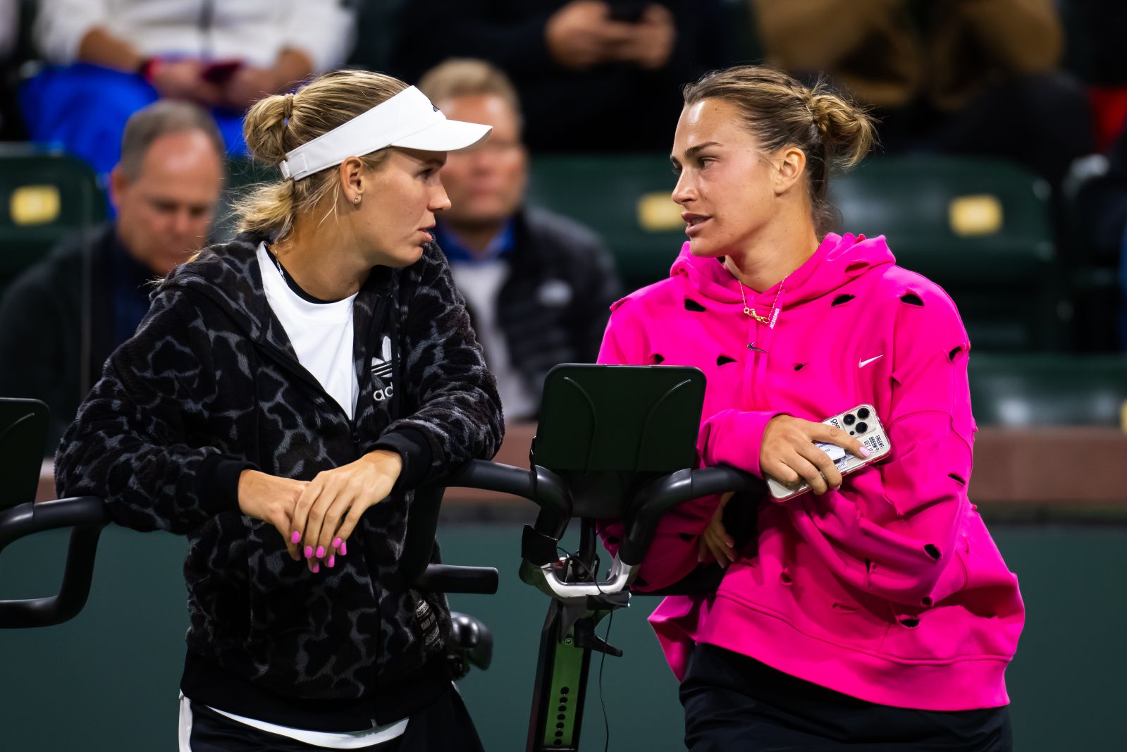 Na zdjęciu od lewej: Karolina Woźniacka i Aryna Sabalenka