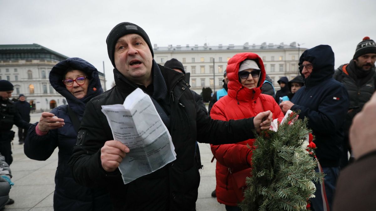 177. miesi?cznica katastrofy smole?skiej
Fot. Dawid Wolski/East News, Warszawa, 10.01.2025.  177. miesiecznica katastrofy smolenskiej. Wystapienie prezesa  PiS Jaroslawa Kaczynskiego przed pomnikiem Ofiar Tragedii Smolenskiej na placu Pilsudskiego.
N/z: Zbigniew Komosa
Dawid Wolski