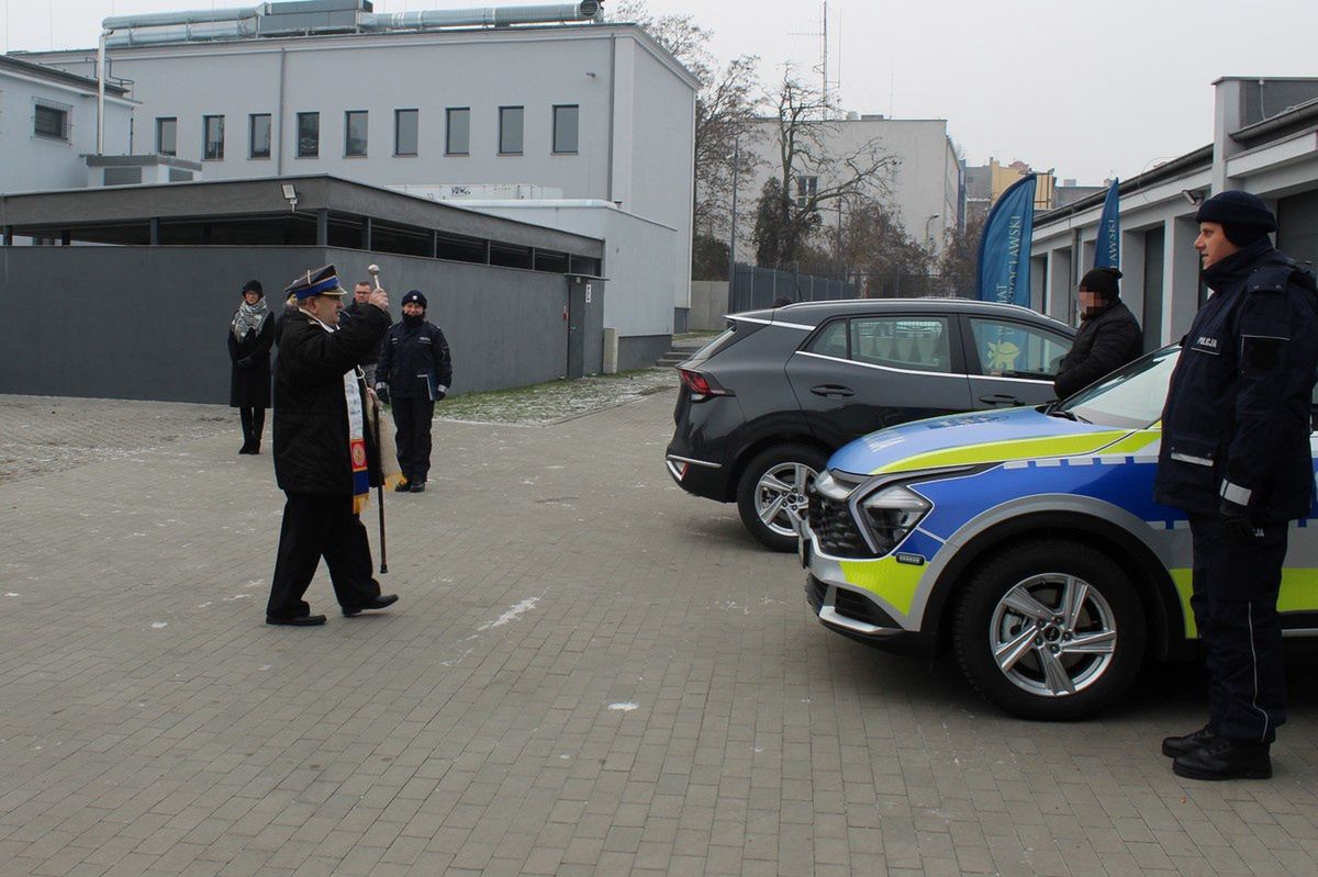 Policja ma nowe radiowozy. Ksiądz zadbał o to, by dzielnie służyły funkcjonariuszom