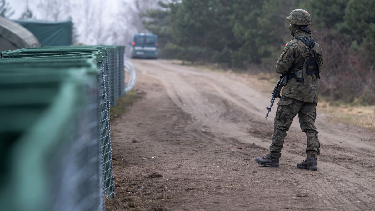 Lubelskie, 10.12.2021. Na zdjęciu z 17.11.2021 jedna z baz wojskowych blisko granicy z Białorusią. (sko) PAP/Wojtek Jargiło